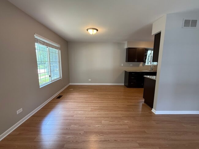 Building Photo - 370 Sandhurst Ln