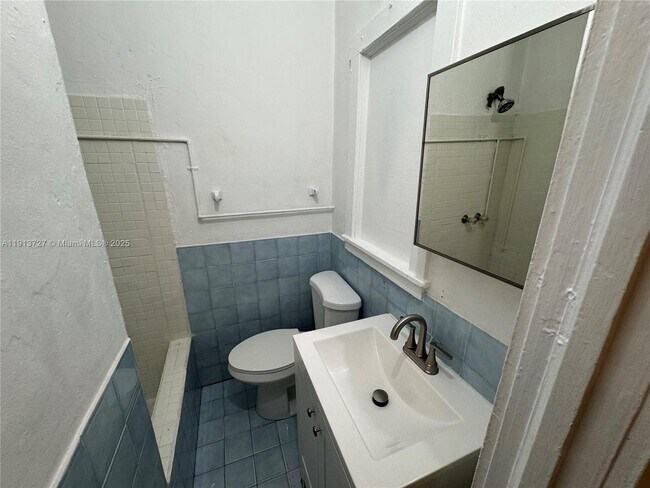 Building Photo - 2549 NE 190th St