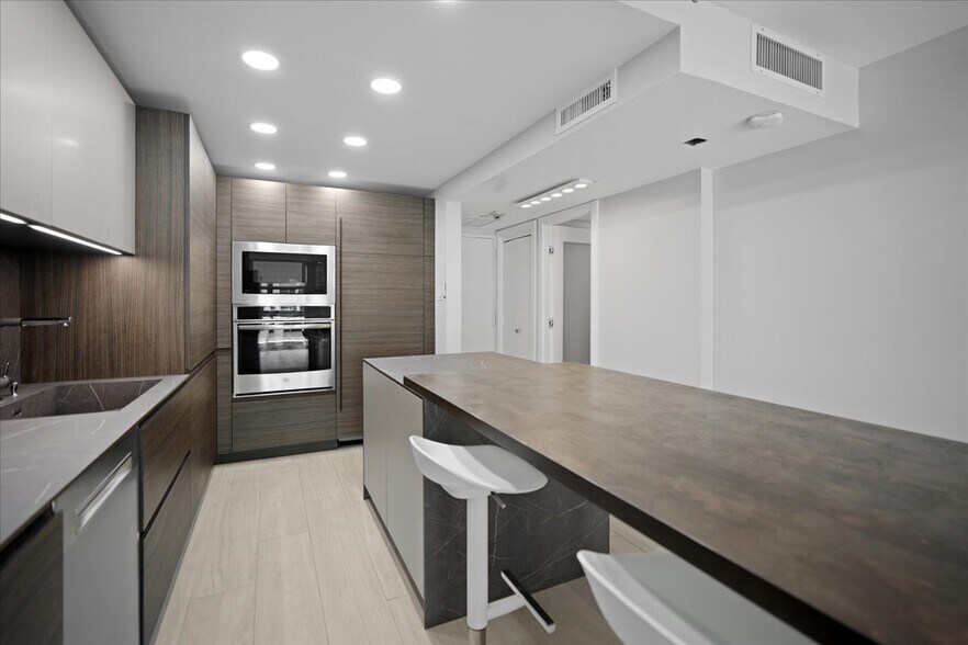 Building Photo - 1865 Brickell Ave