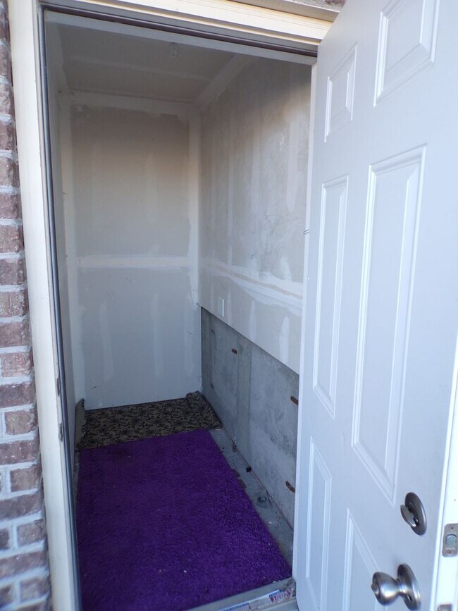 Building Photo - Great 3 Bed 2 Bath Sandy Condo!!