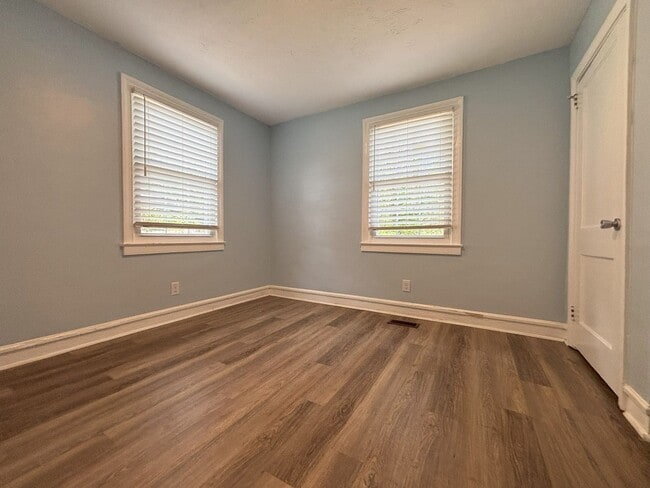 Building Photo - Get on over to Glendale!