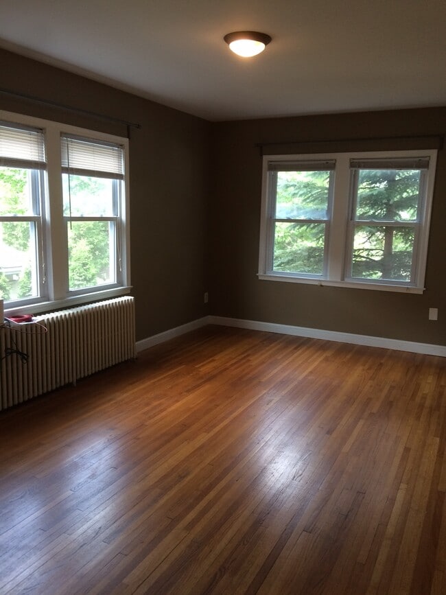 Master BR - 3412 Humboldt Ave S