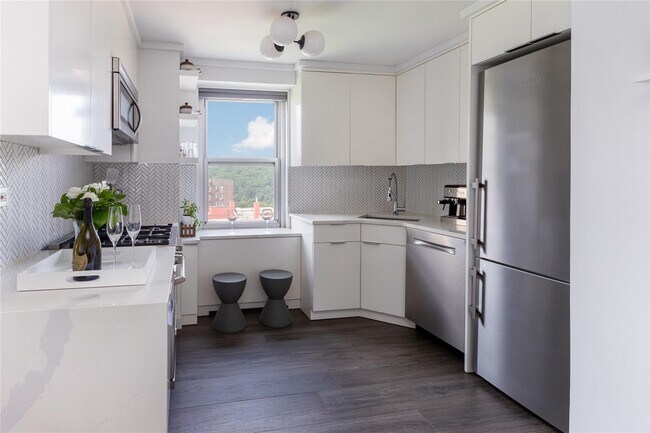 Building Photo - 555 Kappock St