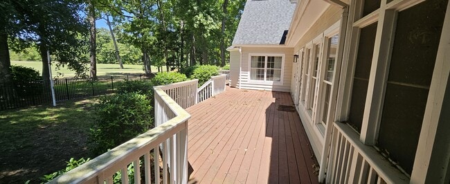 Building Photo - 33 Fairway Dr
