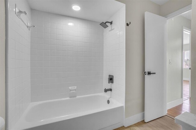 Building Photo - 5235 Vineland Rd
