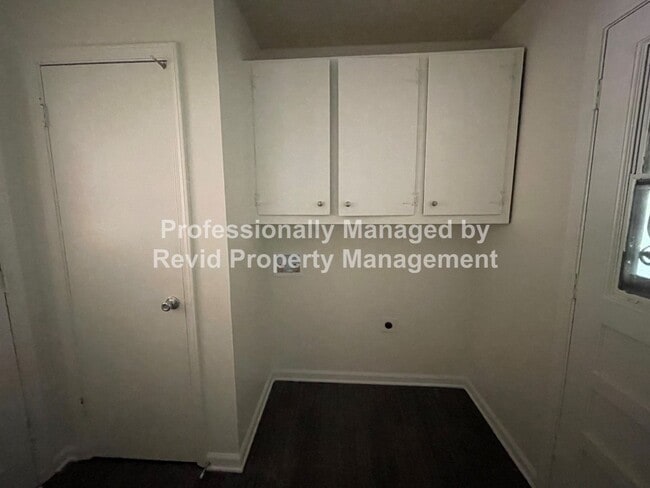 Building Photo - SECTION 8 ACCEPTED