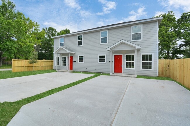Building Photo - 8595 Parkway Dr
