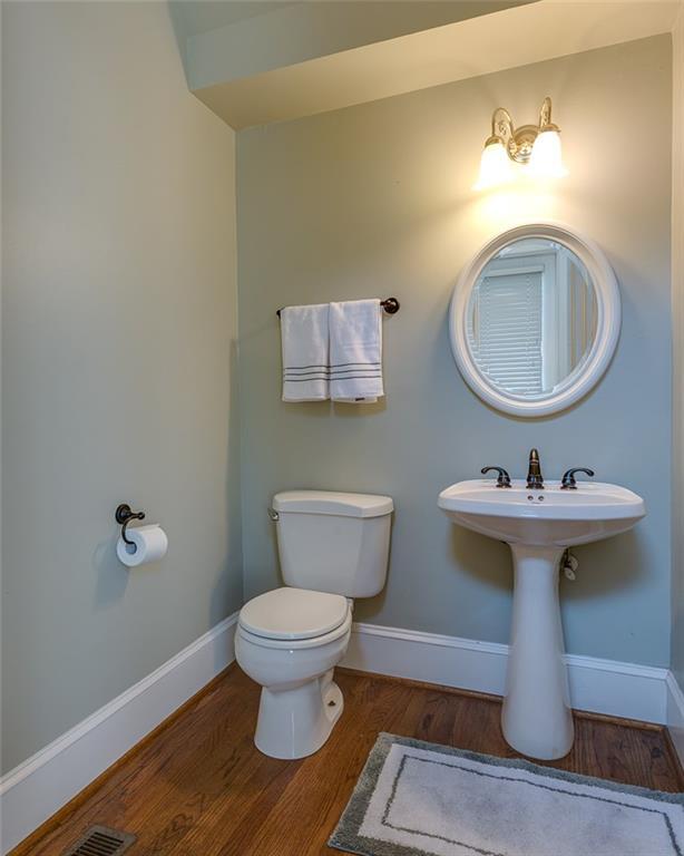 Building Photo - 2624 Thomas Ave