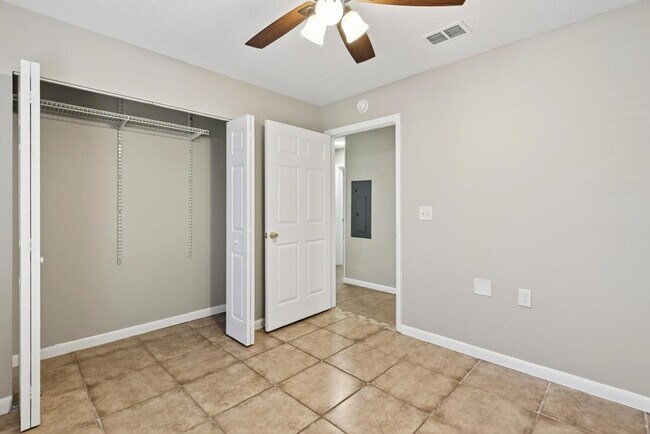 Building Photo - 2126 Center Way