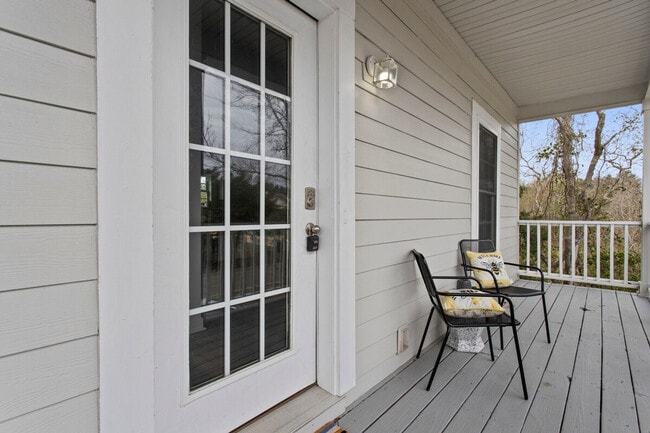 Building Photo - 343 Henderson Ave