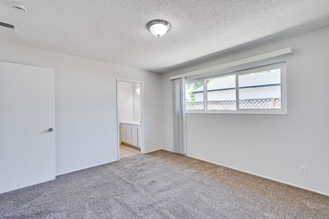 Building Photo - Spacious 3 Bedroom 2 Bath Home with 2 Car Garage and Central Air Conditioning