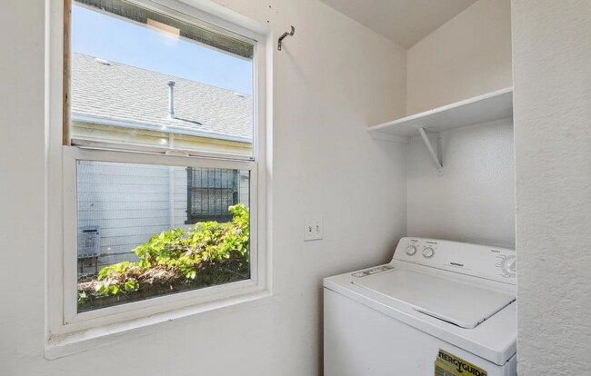 Building Photo - Charming Laurel District Apartment with Mo...