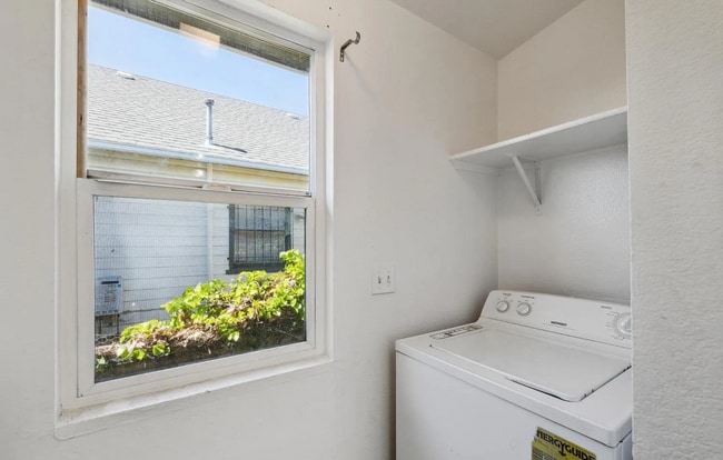 Building Photo - Utilities Paid: 3 Bed Laurel District Apar...