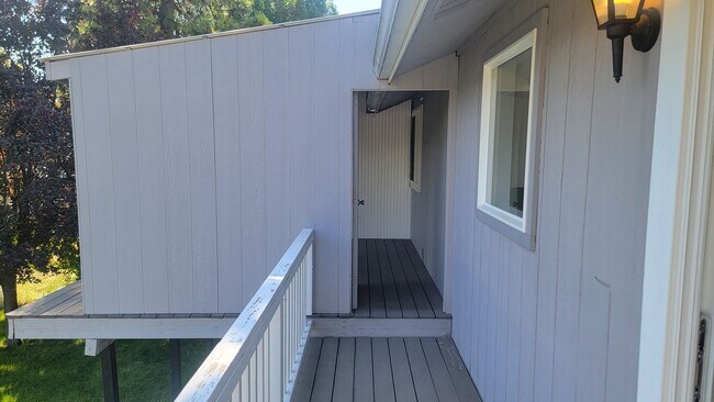 Building Photo - 4 Bedroom South Hill Home With Detached Ga...