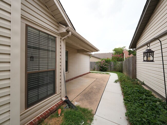 Building Photo - 3 Bed | 2 Bath | South Tulsa