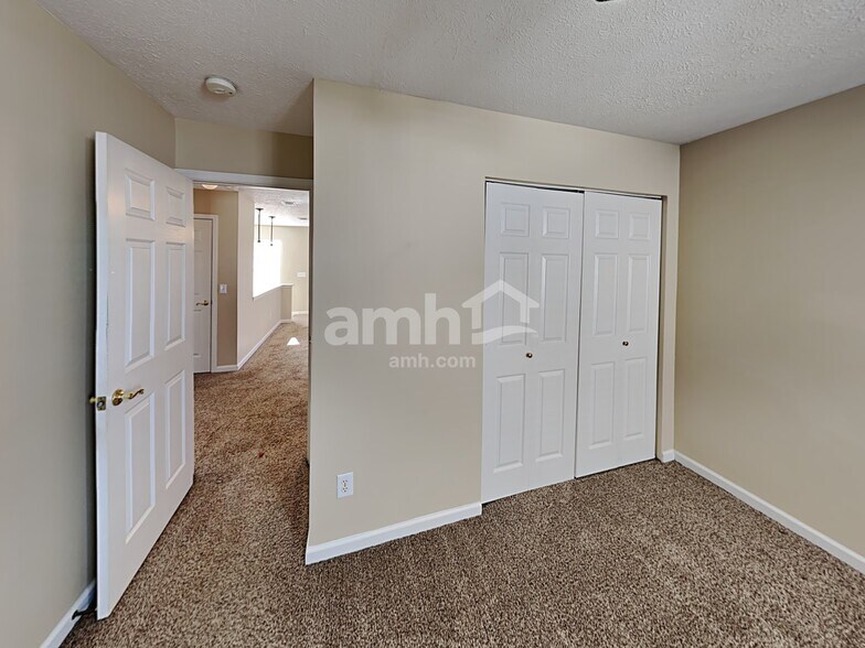 Building Photo - 4529 Hawthorn Dr