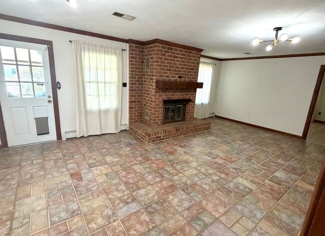 Building Photo - 5 Bed 2 Bath Home for Rent in Chesapeake!