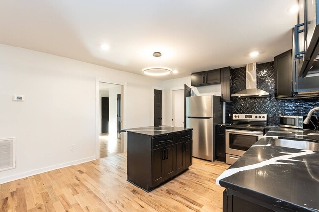 Building Photo - Two Bedroom Home