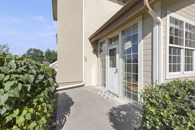 Building Photo - "Chic & Spacious 2-Bed, 2-Bath Condo with Granite Elegance in Littleton!"