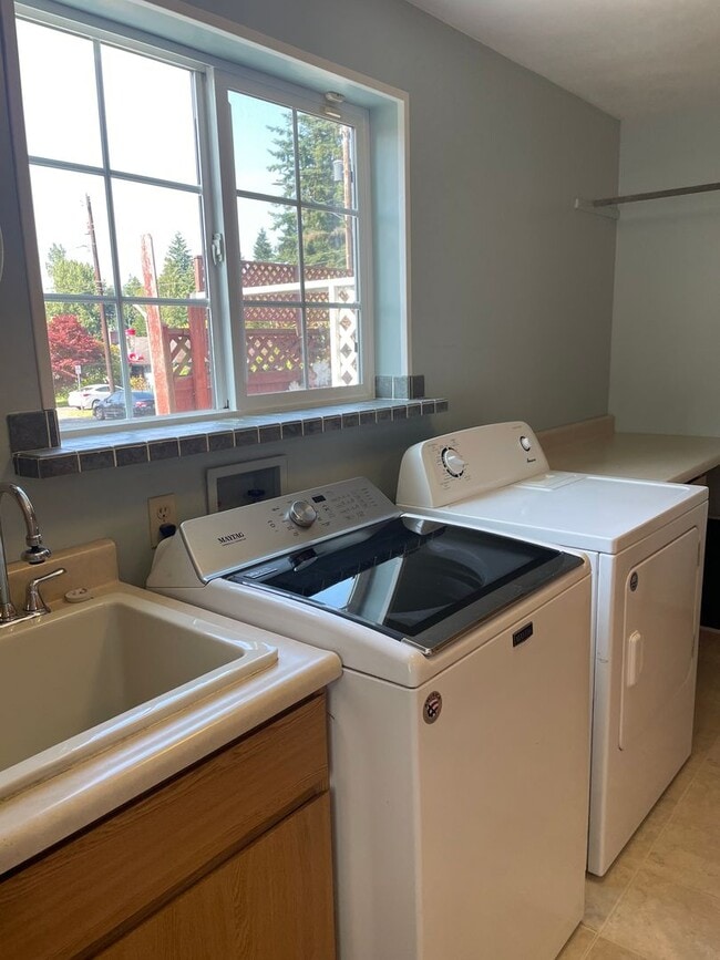 Building Photo - 2 BR/1.75 BA home in Edmonds