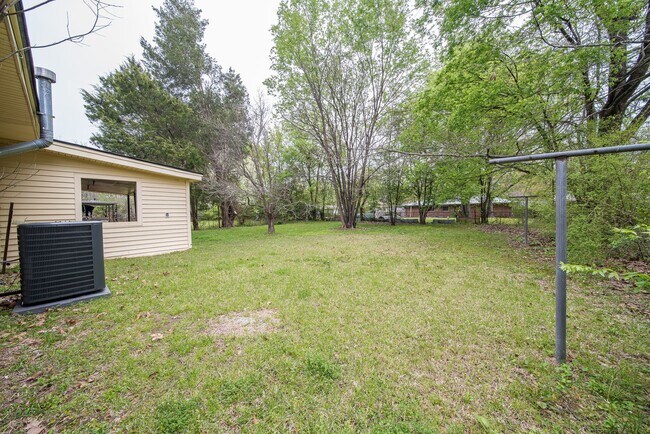 Building Photo - Half Off 1st Month's Rent!!