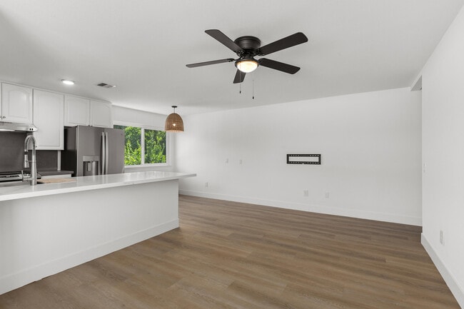 Building Photo - 72629 Edgehill Dr