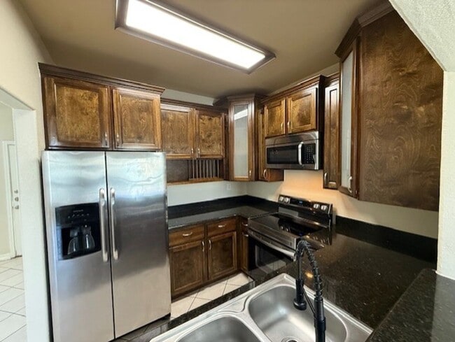 Building Photo - Ranchway Condominiums