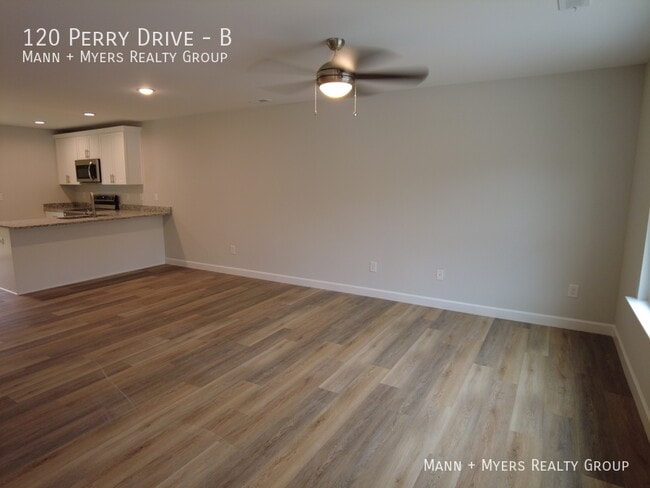 Building Photo - 120 Perry Dr