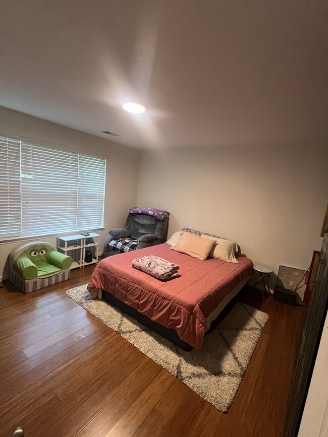 Building Photo - Spacious Multi-Generational Home on 3 Acre...
