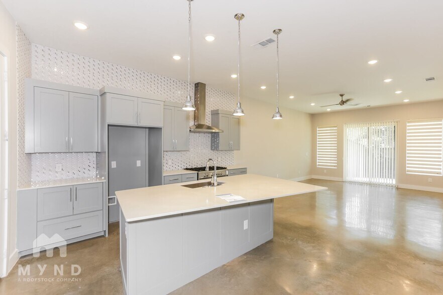 Building Photo - 2345 Vagas St