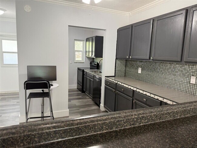 Building Photo - 2121 NE 42nd Ct