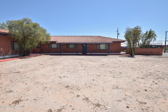 Building Photo - 1604 E 10th St