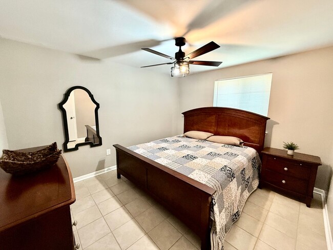 Building Photo - Fully Renovated & Furnished 3BR/2BA Duplex in Southgate – WiFi & Lawn Care Included