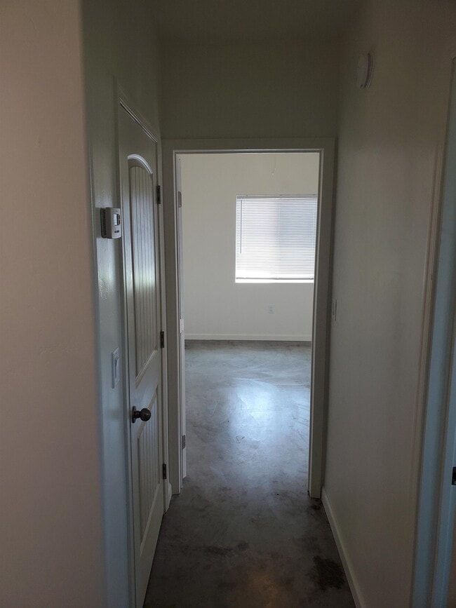 Building Photo - 1130 E Winnie Pl