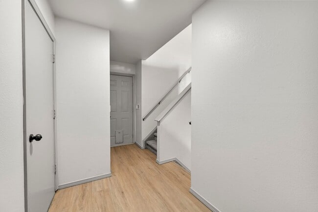 Building Photo - 330 Putnam Dr