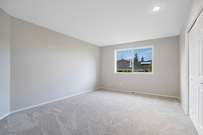 Building Photo - Spacious 5 Bedroom 3 Bath Home w/ 3-Car Garage and New Updates!