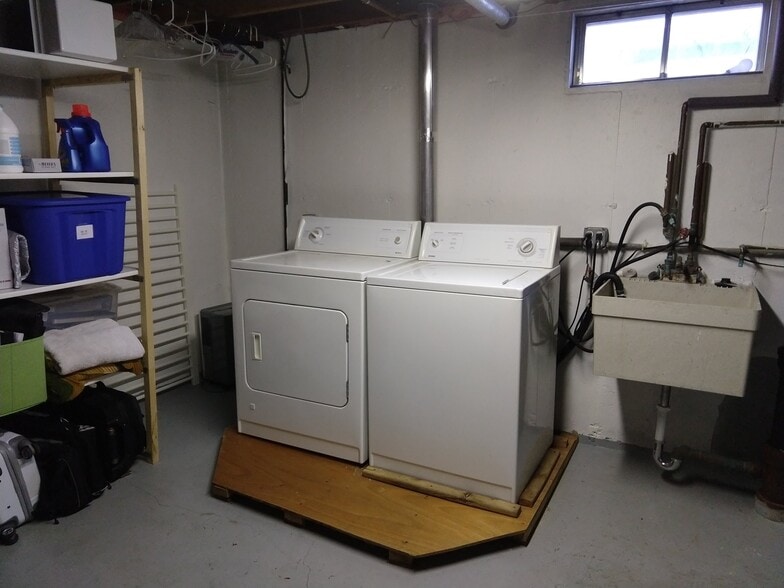 Building Photo - 5202 Schofield St