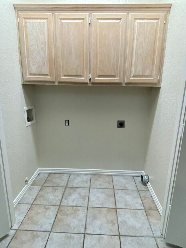Building Photo - Quiet 2 bedroom townhome close to Downtown...