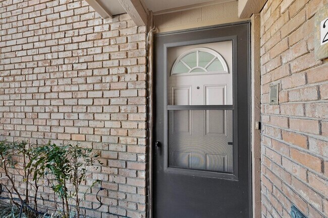 Building Photo - 2018 Warnford Pl