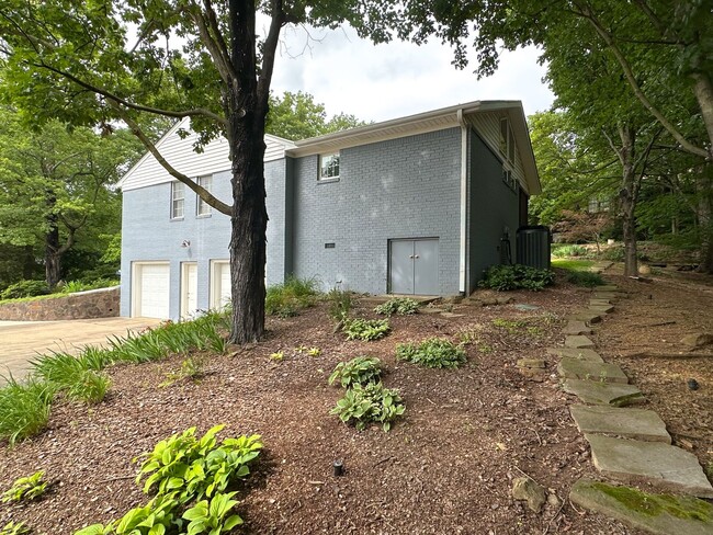 Building Photo - 3 Bedroom House: Walking Distance to Campu...