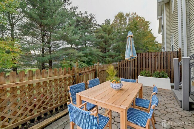 Building Photo - 609 Blossom Cir