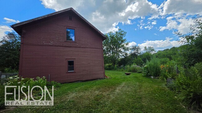 Building Photo - 928 Mt Philo Rd
