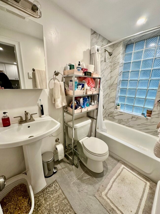 Building Photo - 92 W Cedar St