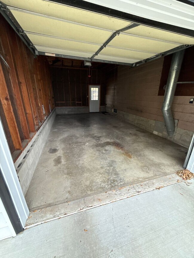 Building Photo - 1021 5th Ave SW