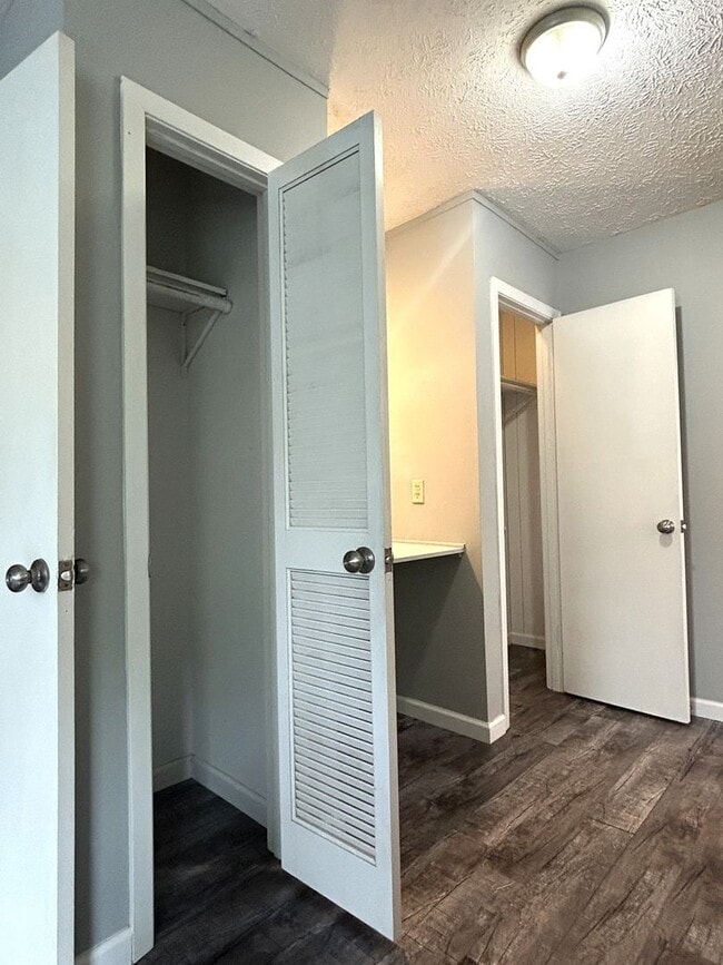 Building Photo - Three-Bedroom Upper Duplex Near Downtown B...