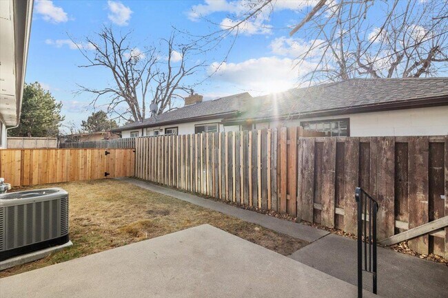 Building Photo - 1305 9th St W