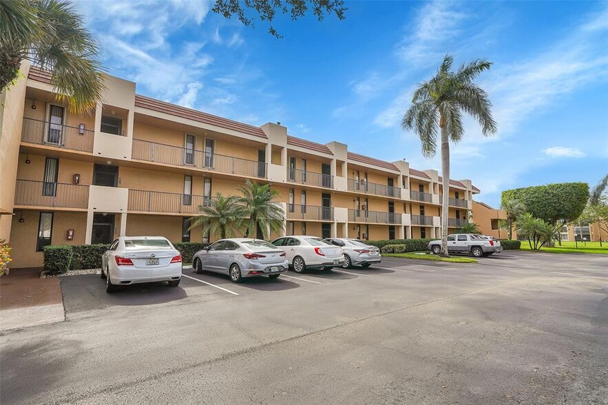Building Photo - 3909 N Ocean Blvd