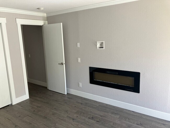 Building Photo - Fully Renovated Redmond 1 Bedroom