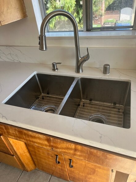 Building Photo - 1022 W 25th St