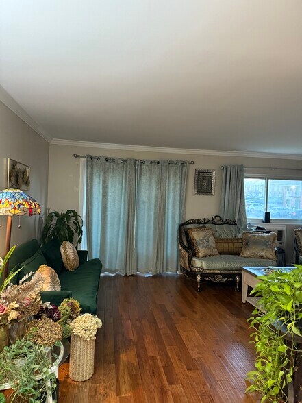 Building Photo - 685 E Fullerton Ave